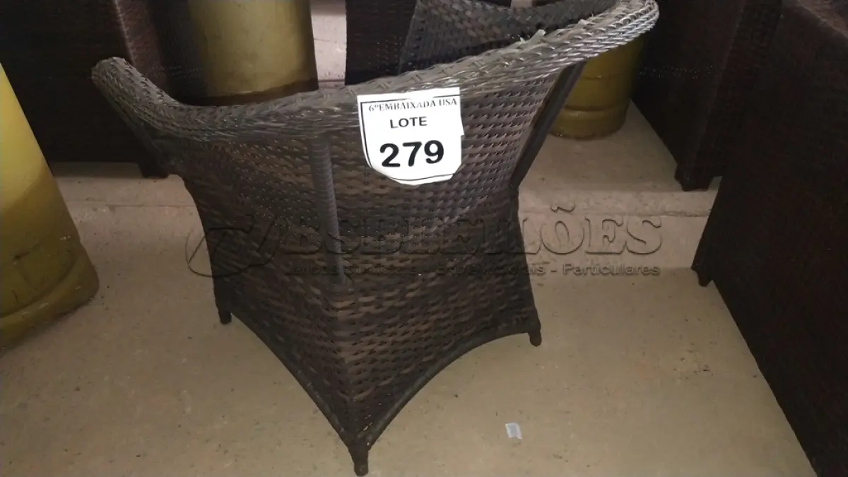 LOTE 279 - 01 CADEIRA DE JARDIM. (NO ESTADO EM QUE SE ENCONTRA. SUJEITO A AVARIAS OCULTAS/VISÍVEIS.) BF8489E