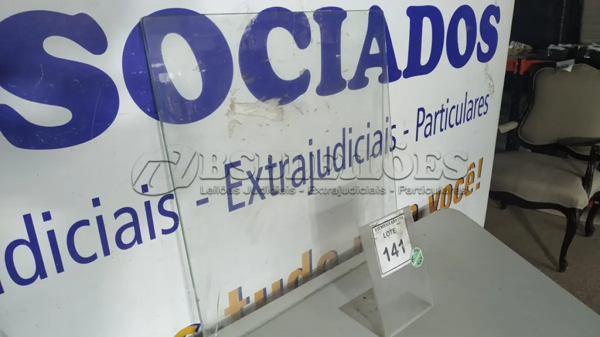 LOTE 141 - 01 VIDRO QUADRADO 0,57CM X 0,57CM COM AVARIAS. (NO ESTADO EM QUE SE ENCONTRA. SUJEITO A AVARIAS OCULTAS/VISÍVEIS.)