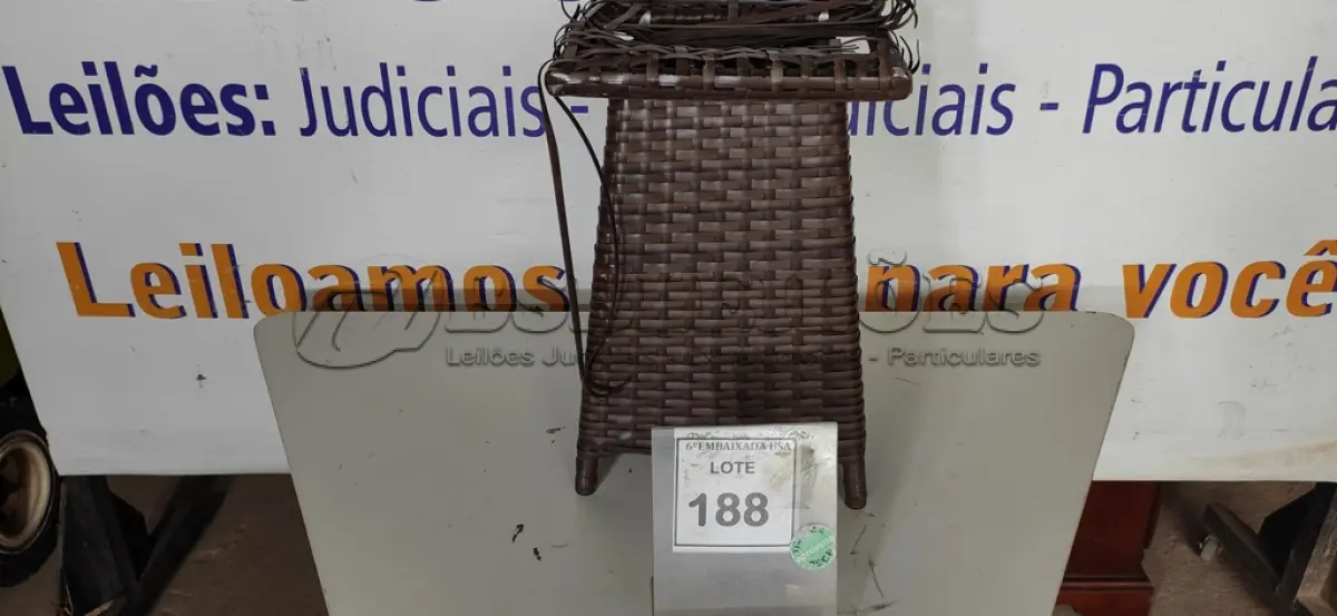 LOTE 188 - 01 MESA DE CANTO DE JARDIM. (NO ESTADO EM QUE SE ENCONTRA. SUJEITO A AVARIAS OCULTAS/VISÍVEIS.) BH1580J