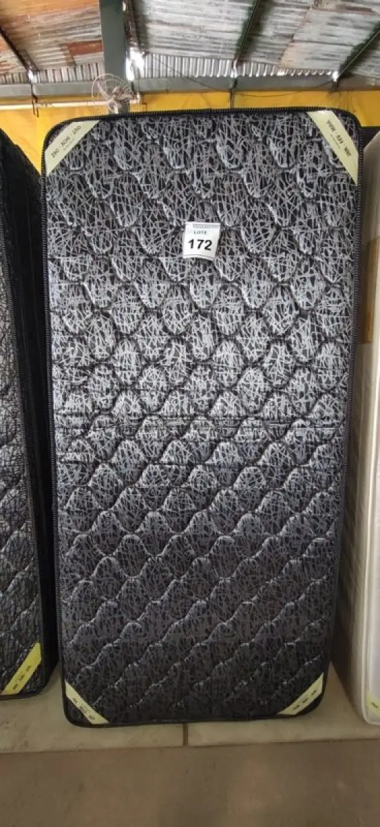 LOTE 172 - 01 COLCHÃO SOLTEIRO COM BASE 1,88CM X  0,88CM. (NO ESTADO EM QUE SE ENCONTRA. SUJEITO A AVARIAS OCULTAS/VISÍVEIS.) AU2194S