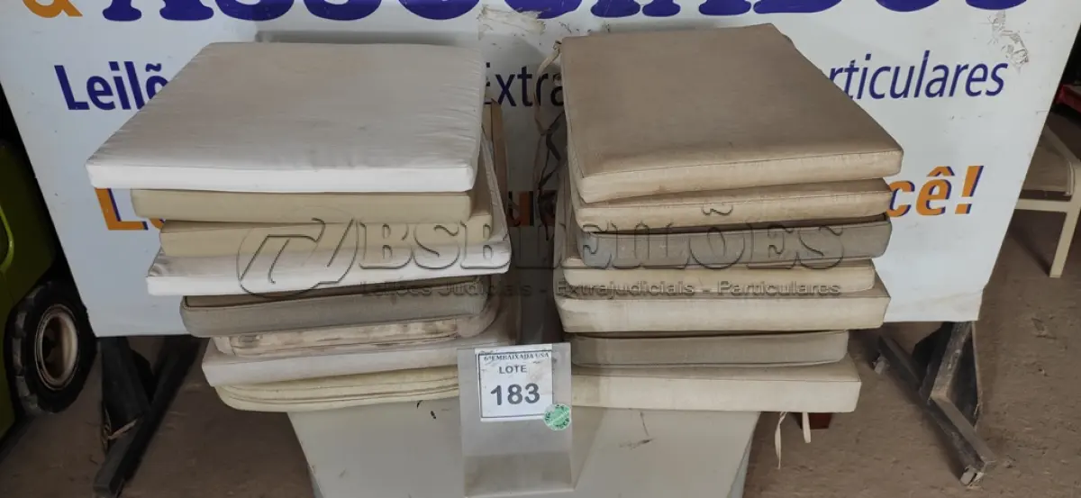 LOTE 183 - 01 LOTE COM ALMOFADAS PARA CADEIRAS DE DIVERSAS CORES E TAMANHOS. (NO ESTADO EM QUE SE ENCONTRA. SUJEITO A AVARIAS OCULTAS/VISÍVEIS.)
