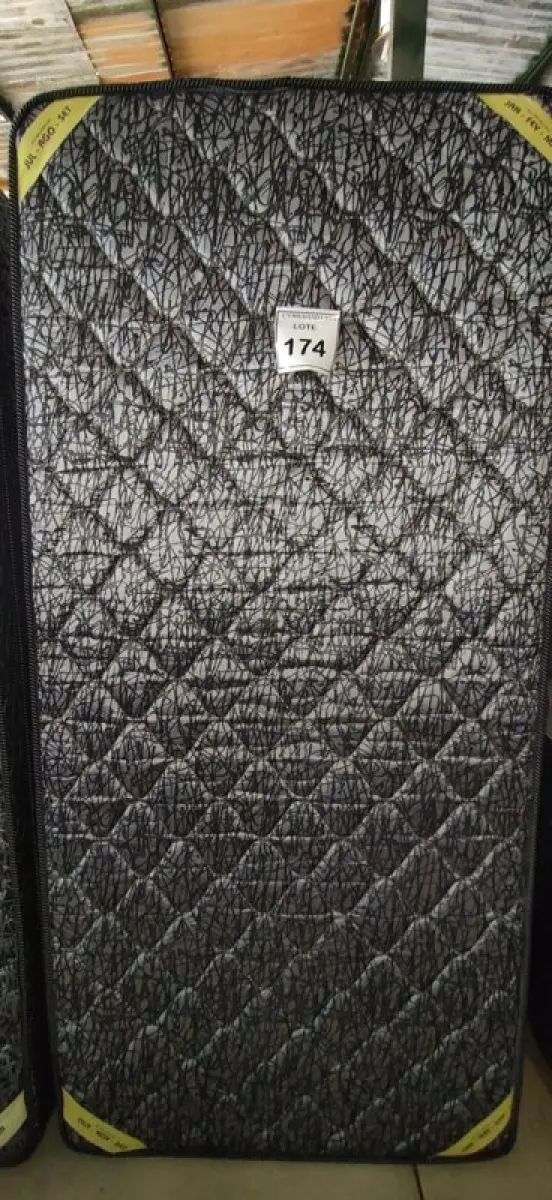 LOTE 174 - 01 COLCHÃO SOLTEIRO COM BASE 1,88CM X 0,88CM. (NO ESTADO EM QUE SE ENCONTRA. SUJEITO A AVARIAS OCULTAS/VISÍVEIS.) BJ7220M