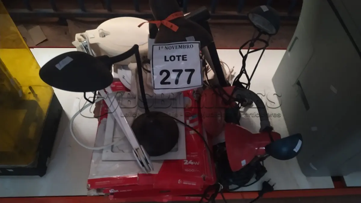 LOTE 277 - 01 LOTE COM VÁRIA LUMINÁRIAS DE MARCAS E MODELOS DIVERSOS. (NO ESTADO) ATENÇÃO! FAZER A VISITAÇÃO ANTES DE ARREMATAR, NÃO SABEMOS SE FUNCIONA, LEILÃO NÃO TEM GARANTIA E NEM DEVOLUÇÃO, SUJEITO A POSSÍVEIS AVARIAS VISÍVEIS/OCULTAS E/OU AUSÊNCIA DE COMPONENTES.