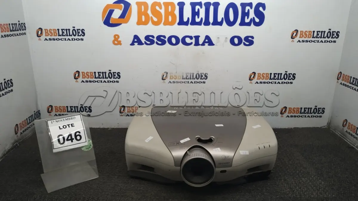 LOTE 046 - 01 PROJETOR MARCA SHARP. (NO ESTADO) ATENÇÃO! FAZER A VISITAÇÃO ANTES DE ARREMATAR, NÃO SABEMOS SE FUNCIONA, LEILÃO NÃO TEM GARANTIA E NEM DEVOLUÇÃO, SUJEITO A POSSÍVEIS AVARIAS VISÍVEIS/OCULTAS E/OU AUSÊNCIA DE COMPONENTES.