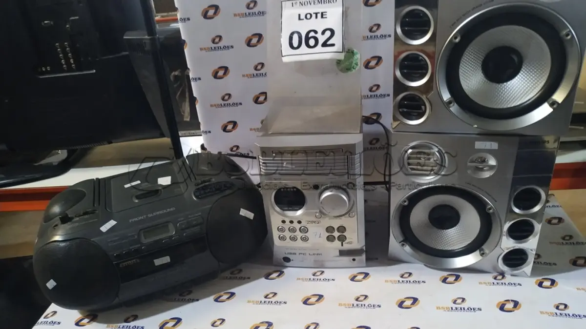 LOTE 062 - 01 MICRO SYSTEM MARCA AIWA E 01 APARELHO DE SOM COM 02 CAIXAS MARCA PHILIPS. (NO ESTADO) ATENÇÃO! FAZER A VISITAÇÃO ANTES DE ARREMATAR, NÃO SABEMOS SE FUNCIONA, LEILÃO NÃO TEM GARANTIA E NEM DEVOLUÇÃO, SUJEITO A POSSÍVEIS AVARIAS VISÍVEIS/OCULTAS E/OU AUSÊNCIA DE COMPONENTES.