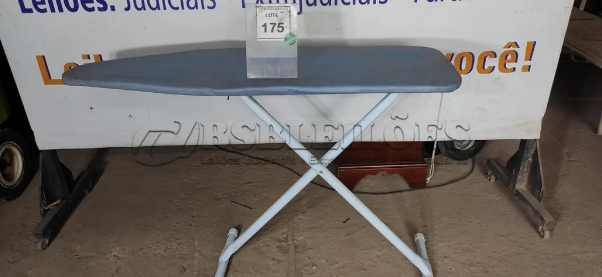 LOTE 175 - 01 TÁBUA DE PASSAR ROUPAS. (NO ESTADO EM QUE SE ENCONTRA. SUJEITO A AVARIAS OCULTAS/VISÍVEIS.)