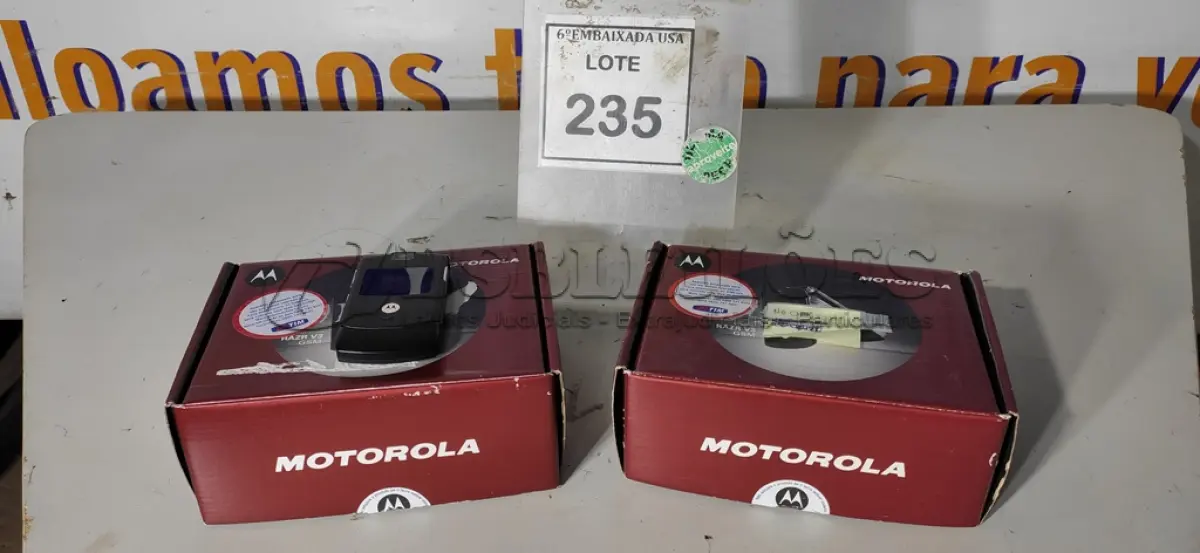 LOTE 235 - 02 MOTOROLA RAZR V3 BLACK. (NO ESTADO EM QUE SE ENCONTRA. SUJEITO A AVARIAS OCULTAS/VISÍVEIS.) DS4NGWKB88, DS4NGWKG5X