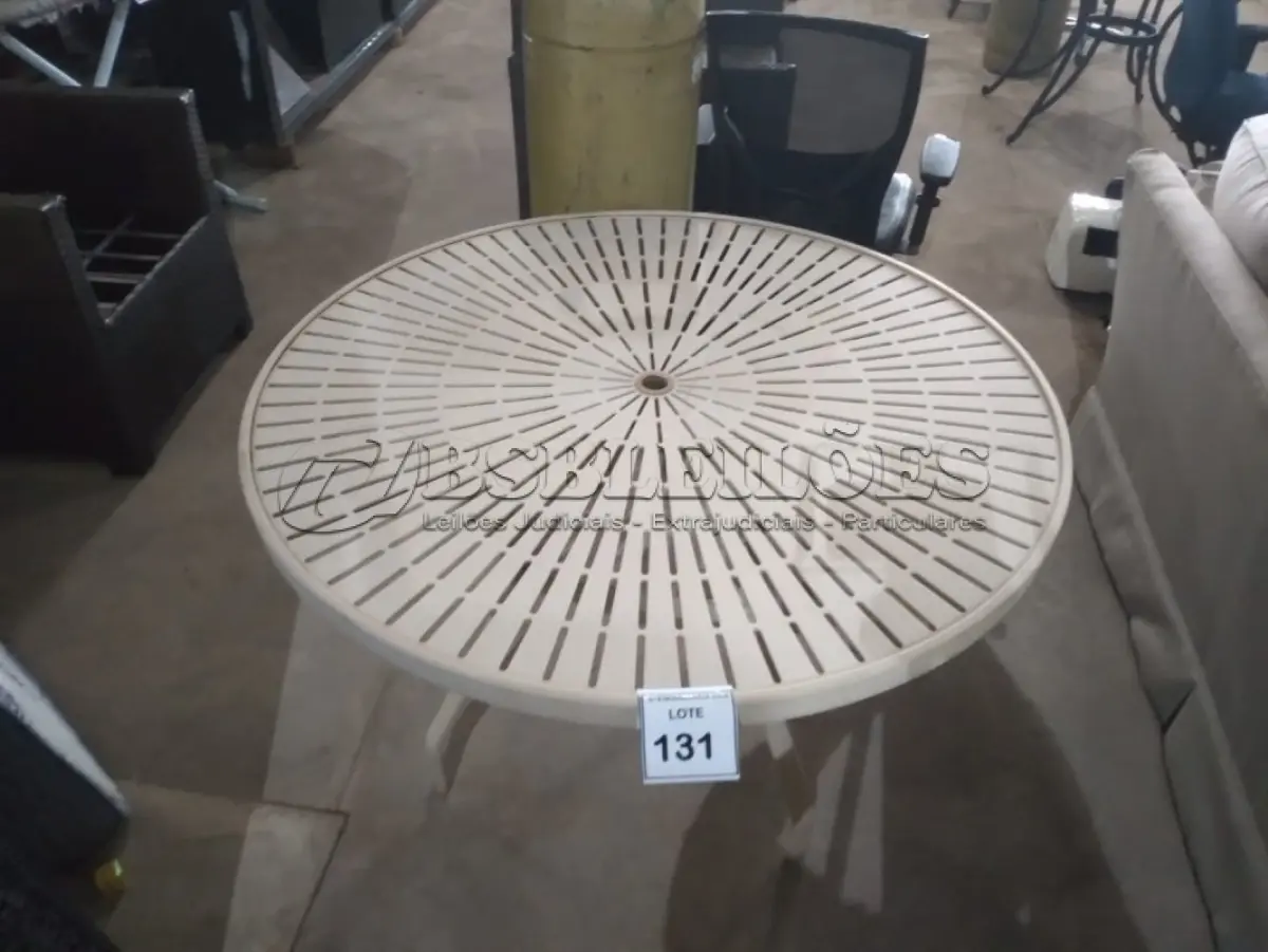 LOTE 131 -  01 MESA DE JARDIM. (NO ESTADO EM QUE SE ENCONTRA. SUJEITO A AVARIAS OCULTAS/VISÍVEIS.) BF8580U