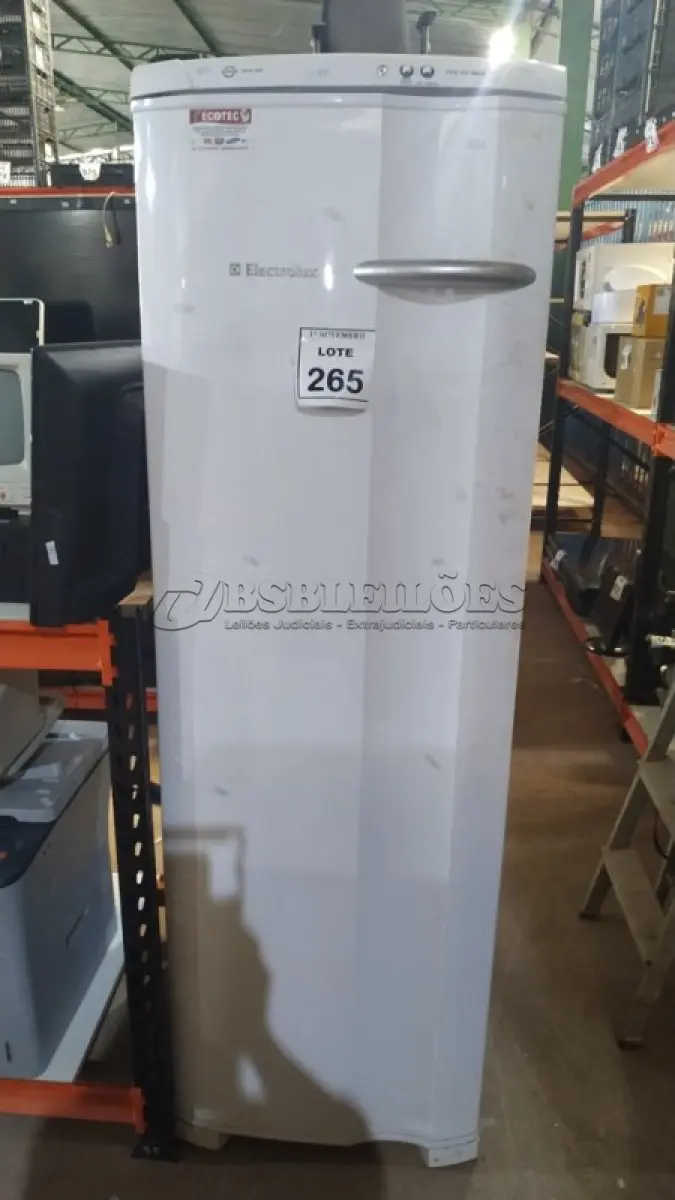 LOTE 265 - 01 FREEZER VERTICA 220V MARCA ELECTROLUX. (NO ESTADO) ATENÇÃO! FAZER A VISITAÇÃO ANTES DE ARREMATAR, NÃO SABEMOS SE FUNCIONA, LEILÃO NÃO TEM GARANTIA E NEM DEVOLUÇÃO, SUJEITO A POSSÍVEIS AVARIAS VISÍVEIS/OCULTAS E/OU AUSÊNCIA DE COMPONENTES.