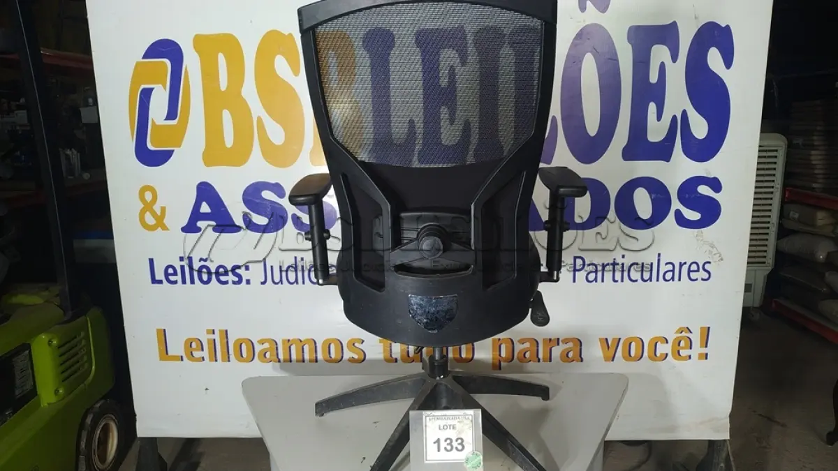 LOTE 133 - 01 CADEIRA DE ESCRITÓRIO. (NO ESTADO EM QUE SE ENCONTRA. SUJEITO A AVARIAS OCULTAS/VISÍVEIS.)