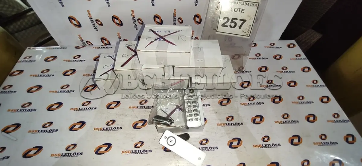 LOTE 257 - 10 CAIXAS COM FECHADURAS. (NO ESTADO EM QUE SE ENCONTRA. SUJEITO A AVARIAS OCULTAS/VISÍVEIS.)