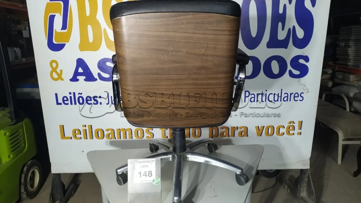 LOTE 148 - 01 CADEIRA DE ESCRITÓRIO COM RODINHAS. (NO ESTADO EM QUE SE ENCONTRA. SUJEITO A AVARIAS OCULTAS/VISÍVEIS.) AV9435B