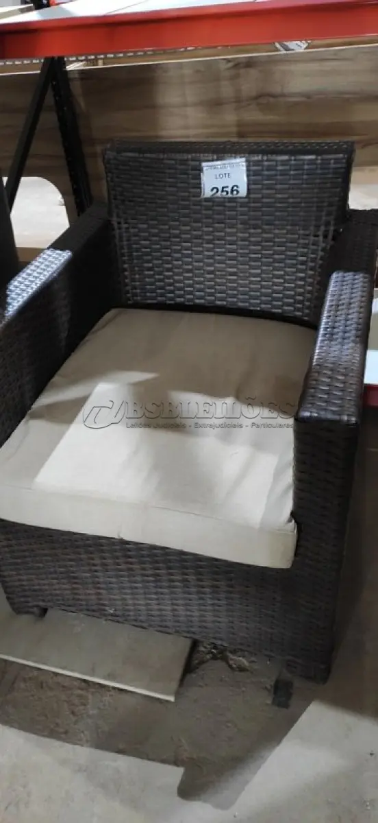 LOTE 256 - 01 POLTRONA DE JARDIM. (NO ESTADO EM QUE SE ENCONTRA. SUJEITO A AVARIAS OCULTAS/VISÍVEIS.) BH1552F