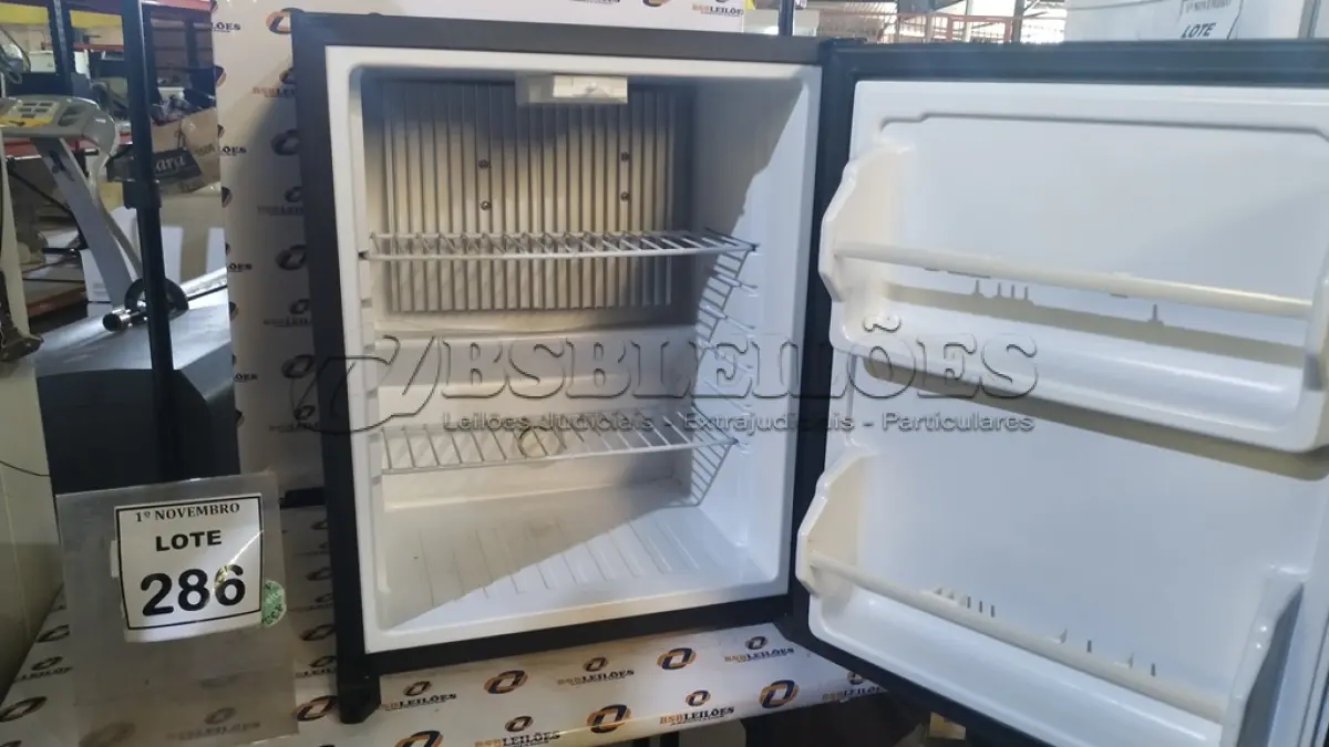 LOTE 286 - 01 FRIGOBAR. (NO ESTADO) ATENÇÃO! FAZER A VISITAÇÃO ANTES DE ARREMATAR, NÃO SABEMOS SE FUNCIONA, LEILÃO NÃO TEM GARANTIA E NEM DEVOLUÇÃO, SUJEITO A POSSÍVEIS AVARIAS VISÍVEIS/OCULTAS E/OU AUSÊNCIA DE COMPONENTES.