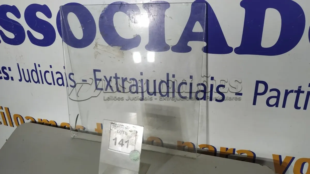 LOTE 141 - 01 VIDRO QUADRADO 0,57CM X 0,57CM COM AVARIAS. (NO ESTADO EM QUE SE ENCONTRA. SUJEITO A AVARIAS OCULTAS/VISÍVEIS.)
