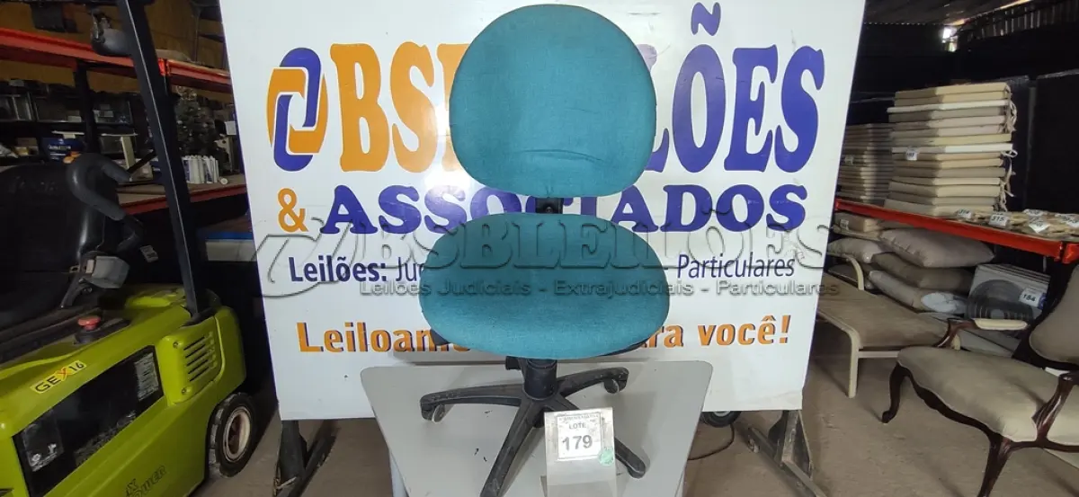 LOTE 179 - 01 CADEIRA DE ESCRITÓRIO NA COR AZUL (NO ESTADO EM QUE SE ENCONTRA. SUJEITO A AVARIAS OCULTAS/VISÍVEIS.)