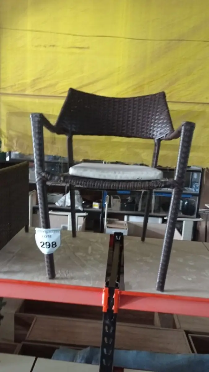 LOTE 298 - 01 CADEIRA DE JARDIM. (NO ESTADO EM QUE SE ENCONTRA. SUJEITO A AVARIAS OCULTAS/VISÍVEIS.) BH1647R
