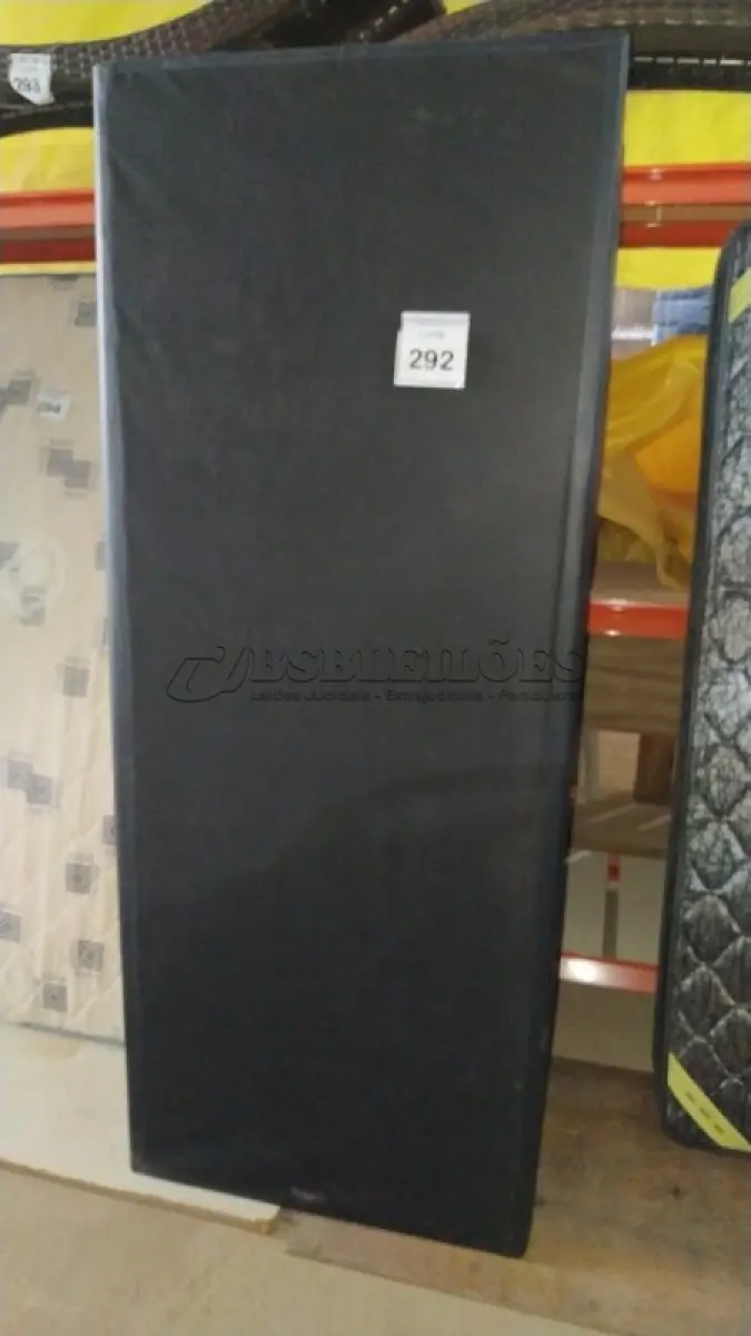 LOTE 292 - 02 BASES DE CAMA COURINO PRETO 1,98CM X 1,58CM (NO ESTADO EM QUE SE ENCONTRA. SUJEITO A AVARIAS OCULTAS/VISÍVEIS.)