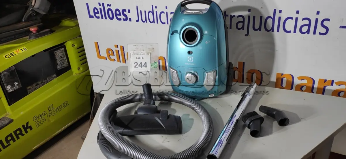 LOTE 244 - 01 ASPIRADOR ELECTROLUX 127VOLTS. (NO ESTADO EM QUE SE ENCONTRA. SUJEITO A AVARIAS OCULTAS/VISÍVEIS.) BF8494D