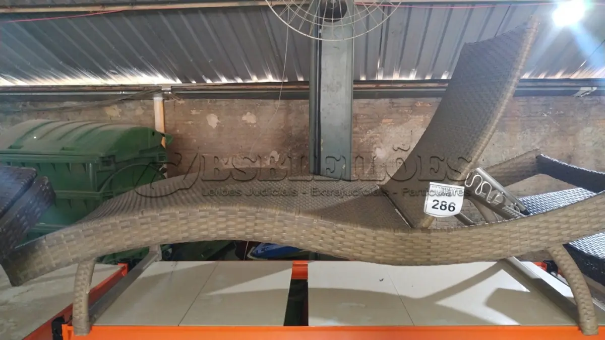 LOTE 286 - 01 ESPREGUIÇADEIRA. (NO ESTADO EM QUE SE ENCONTRA. SUJEITO A AVARIAS OCULTAS/VISÍVEIS.) BH1525P