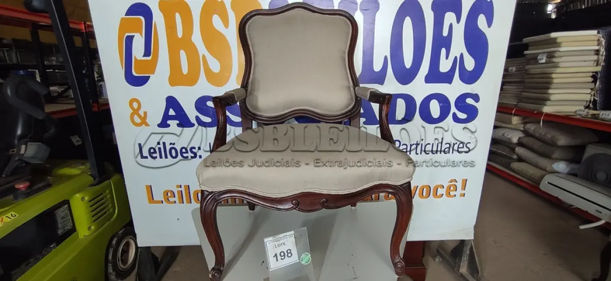 LOTE 198 - 01 POLTRONA. (NO ESTADO EM QUE SE ENCONTRA. SUJEITO A AVARIAS OCULTAS/VISÍVEIS.) AV9922C