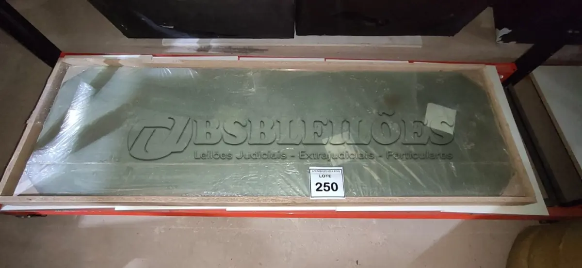 LOTE 250 - 03 VIDROS TEMPERADOS 1,50CM X 0,46CM. 0,8MM.  (NO ESTADO EM QUE SE ENCONTRA. SUJEITO A AVARIAS OCULTAS/VISÍVEIS.)
