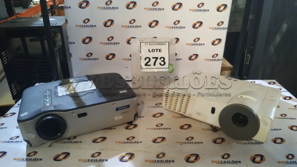 LOTE 273 - 01 PROJETOR MARCA EPSON E 01 PROJETOR MARCA LG. (NO ESTADO) ATENÇÃO! FAZER A VISITAÇÃO ANTES DE ARREMATAR, NÃO SABEMOS SE FUNCIONA, LEILÃO NÃO TEM GARANTIA E NEM DEVOLUÇÃO, SUJEITO A POSSÍVEIS AVARIAS VISÍVEIS/OCULTAS E/OU AUSÊNCIA DE COMPONENTES.