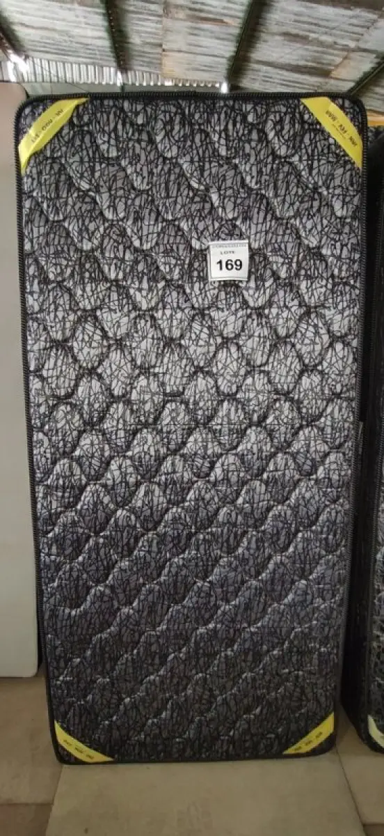 LOTE 169 - 01 COLCHÃO SOLTEIRO COM BASE 1,88CM X 0,88CM. (NO ESTADO EM QUE SE ENCONTRA. SUJEITO A AVARIAS OCULTAS/VISÍVEIS.) BJ7201P