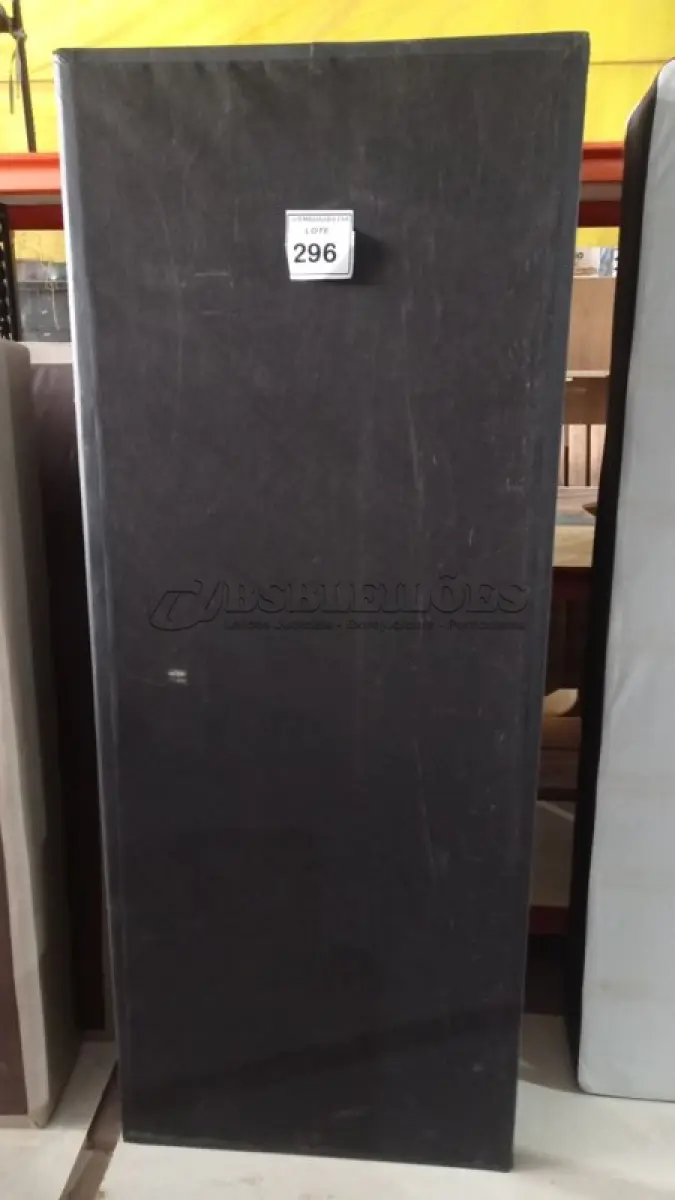 LOTE 296 - 02 BASES DE CAMA COURINO PRETO 1,98CM X 1,58CM (NO ESTADO EM QUE SE ENCONTRA. SUJEITO A AVARIAS OCULTAS/VISÍVEIS.)