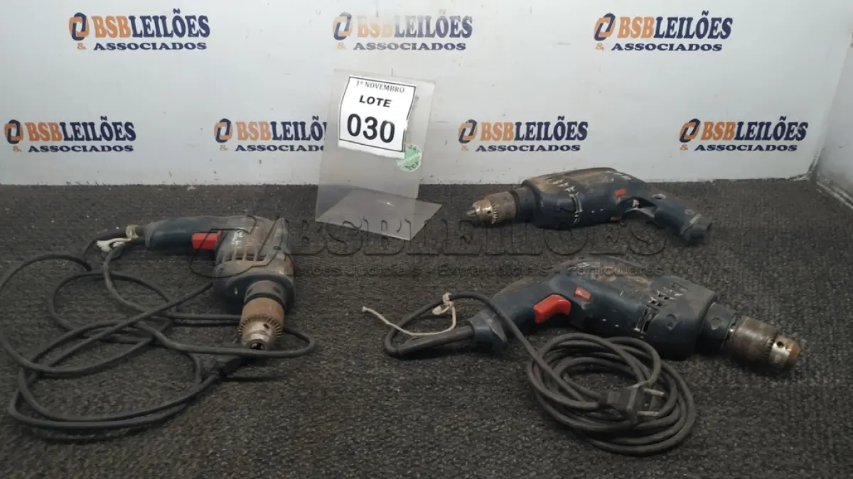 LOTE 030 - 03 FURADEIRAS BOSCH. (NO ESTADO) ATENÇÃO! FAZER A VISITAÇÃO ANTES DE ARREMATAR, NÃO SABEMOS SE FUNCIONA, LEILÃO NÃO TEM GARANTIA E NEM DEVOLUÇÃO, SUJEITO A POSSÍVEIS AVARIAS VISÍVEIS/OCULTAS E/OU AUSÊNCIA DE COMPONENTES.