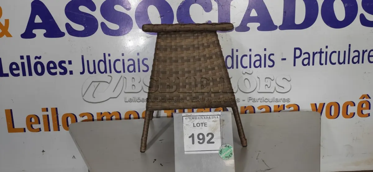 LOTE 192 - 01 MESA DE CANTO. (NO ESTADO EM QUE SE ENCONTRA. SUJEITO A AVARIAS OCULTAS/VISÍVEIS.) BH1523N