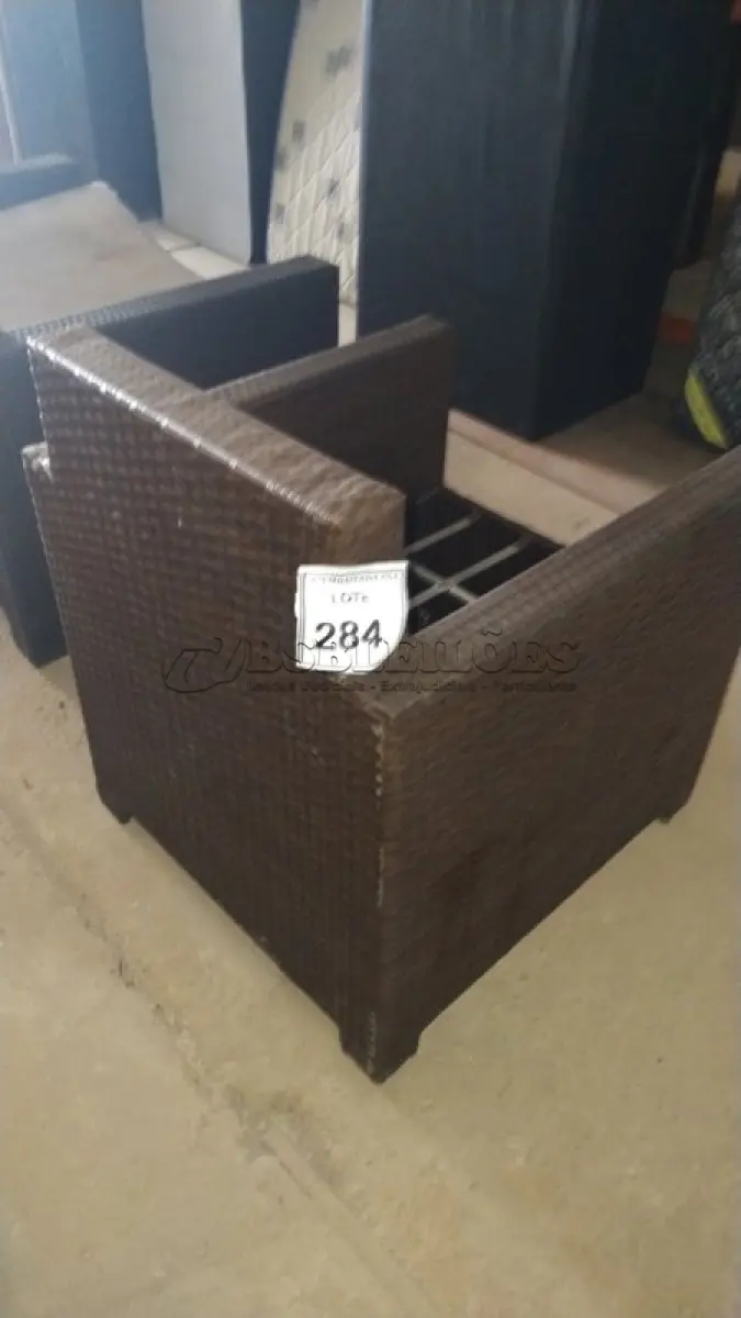 LOTE 284 - 01 POLTRONA DE JARDIM. (NO ESTADO EM QUE SE ENCONTRA. SUJEITO A AVARIAS OCULTAS/VISÍVEIS.) BH1646J