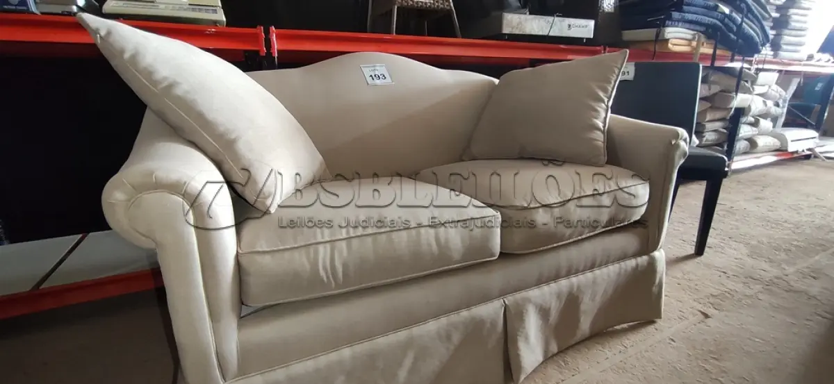LOTE 193 - 01 SOFÁ 2 LUGARES NA COR CINZA. (NO ESTADO EM QUE SE ENCONTRA. SUJEITO A AVARIAS OCULTAS/VISÍVEIS.) BF8526N