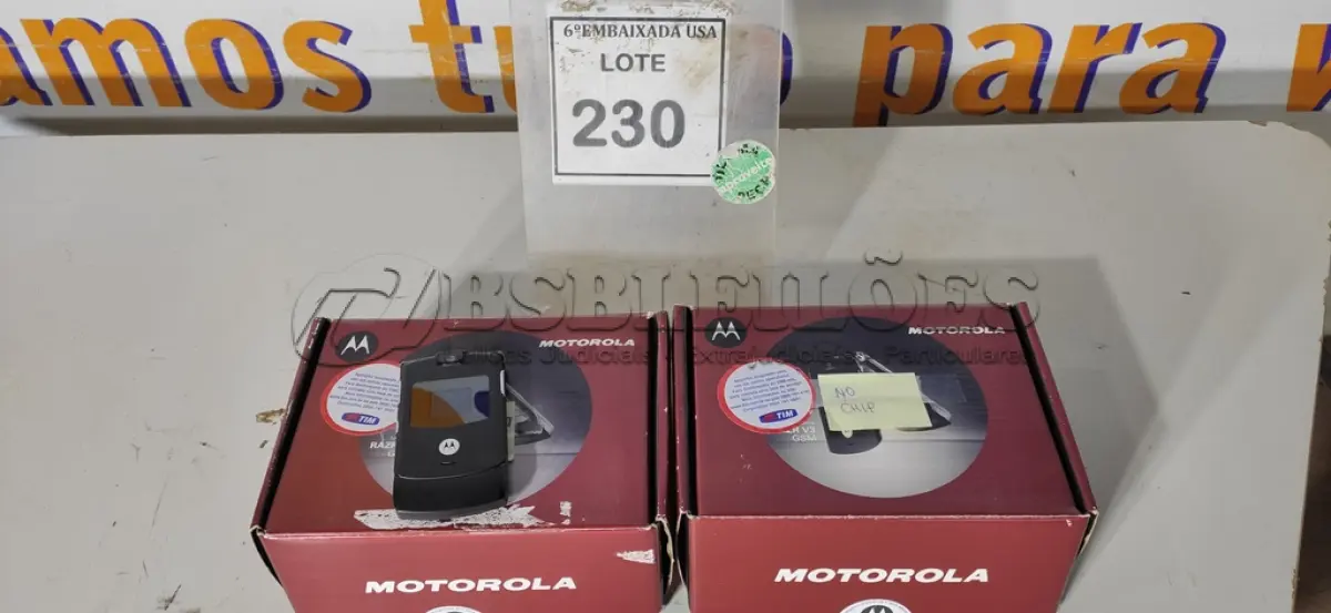 LOTE 230 - 02 MOTOROLAS RAZR V3 BLACK. (NO ESTADO EM QUE SE ENCONTRA. SUJEITO A AVARIAS OCULTAS/VISÍVEIS.) DS4NGWKG6C, DS4NGWKCCM