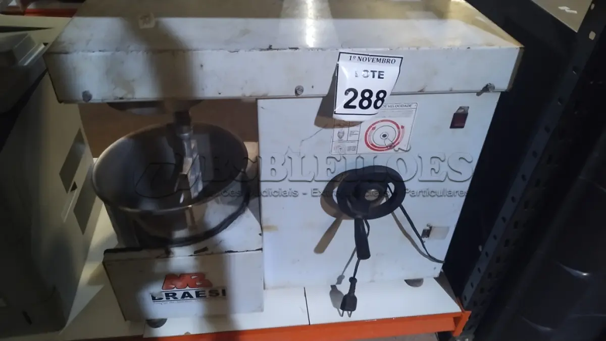 LOTE 288 - 01 BATEDEIRA INDUSTRIAL MARCA BRAESI. (NO ESTADO) ATENÇÃO! FAZER A VISITAÇÃO ANTES DE ARREMATAR, NÃO SABEMOS SE FUNCIONA, LEILÃO NÃO TEM GARANTIA E NEM DEVOLUÇÃO, SUJEITO A POSSÍVEIS AVARIAS VISÍVEIS/OCULTAS E/OU AUSÊNCIA DE COMPONENTES.