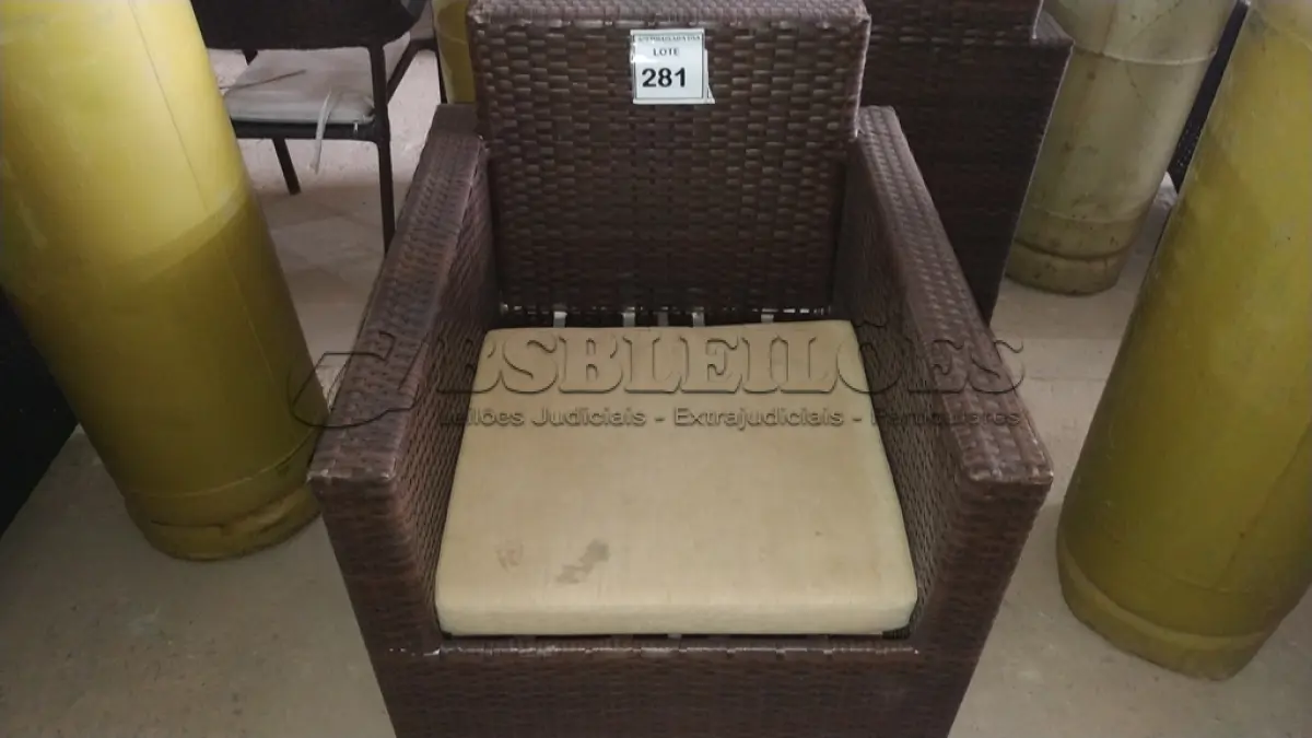 LOTE 281 - 01 POLTRONA DE JARDIM. (NO ESTADO EM QUE SE ENCONTRA. SUJEITO A AVARIAS OCULTAS/VISÍVEIS.) BH1590S