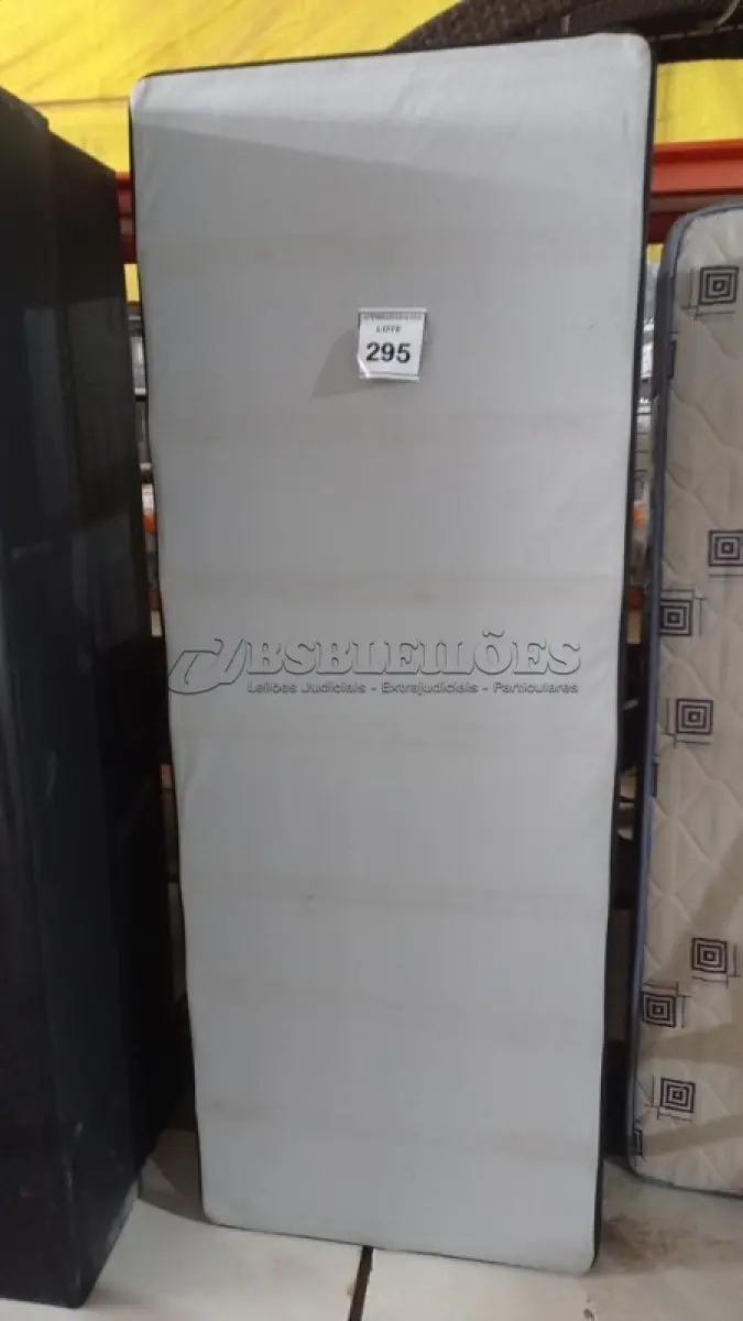 LOTE 295 - 01 BASE DE COLCHÃO SOLTEIRO. (NO ESTADO EM QUE SE ENCONTRA. SUJEITO A AVARIAS OCULTAS/VISÍVEIS.)