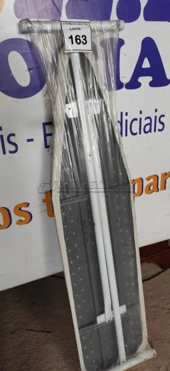 LOTE 163 - 01 TÁBUA DE PASSAR ROUPAS. (NO ESTADO EM QUE SE ENCONTRA. SUJEITO A AVARIAS OCULTAS/VISÍVEIS.)