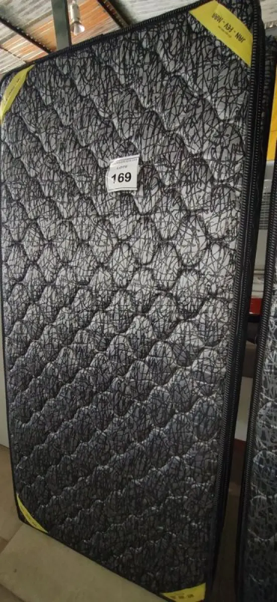 LOTE 168 - 01 COLCHÃO SOLTEIRO COM BASE 1,88CM X 0,88CM. (NO ESTADO EM QUE SE ENCONTRA. SUJEITO A AVARIAS OCULTAS/VISÍVEIS.) AU2189V