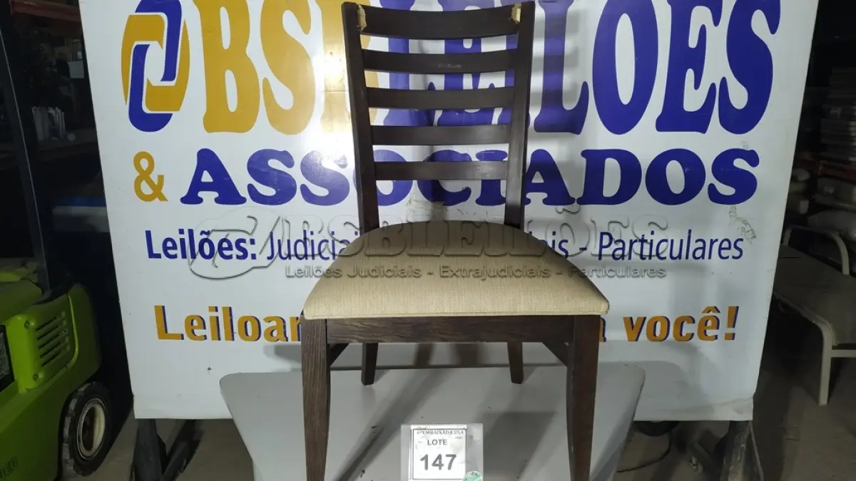 LOTE 147 - 01 CADEIRA DE JANTAR . (NO ESTADO EM QUE SE ENCONTRA. SUJEITO A AVARIAS OCULTAS/VISÍVEIS.) AU2145K