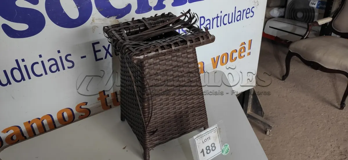 LOTE 188 - 01 MESA DE CANTO DE JARDIM. (NO ESTADO EM QUE SE ENCONTRA. SUJEITO A AVARIAS OCULTAS/VISÍVEIS.) BH1580J