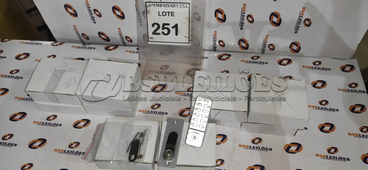 LOTE 251 - 09 CAIXAS COM FECHADURAS. (NO ESTADO EM QUE SE ENCONTRA. SUJEITO A AVARIAS OCULTAS/VISÍVEIS.)