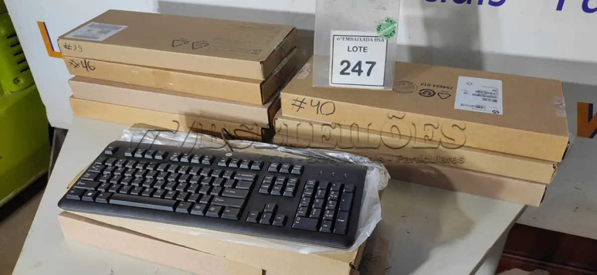 LOTE 247 - 08 TECLADOS DE COMPUTADOR. (NO ESTADO EM QUE SE ENCONTRA. SUJEITO A AVARIAS OCULTAS/VISÍVEIS.)