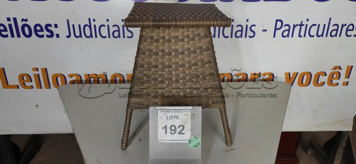 LOTE 192 - 01 MESA DE CANTO. (NO ESTADO EM QUE SE ENCONTRA. SUJEITO A AVARIAS OCULTAS/VISÍVEIS.) BH1523N