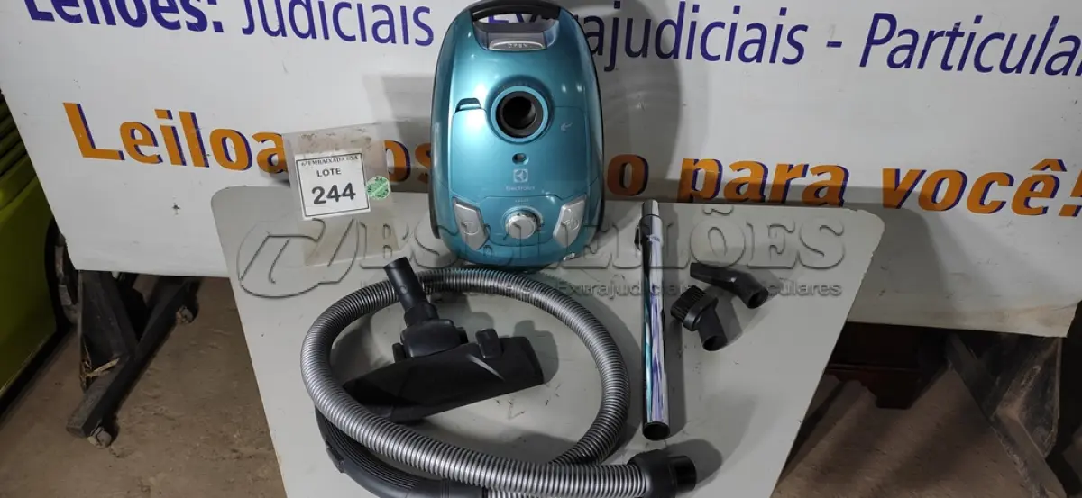 LOTE 244 - 01 ASPIRADOR ELECTROLUX 127VOLTS. (NO ESTADO EM QUE SE ENCONTRA. SUJEITO A AVARIAS OCULTAS/VISÍVEIS.) BF8494D