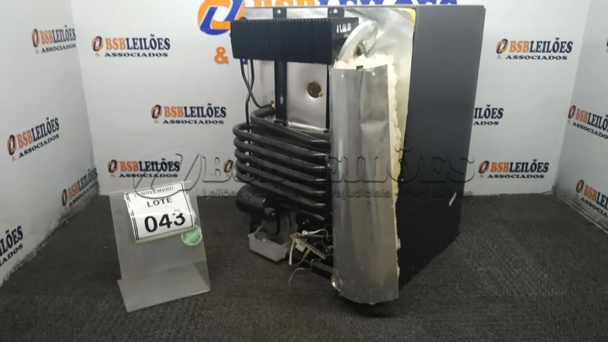 LOTE 043 - 01 FRIGOBAR 220V MARCA ELECTROLUX. (NO ESTADO) ATENÇÃO! FAZER A VISITAÇÃO ANTES DE ARREMATAR, NÃO SABEMOS SE FUNCIONA, LEILÃO NÃO TEM GARANTIA E NEM DEVOLUÇÃO, SUJEITO A POSSÍVEIS AVARIAS VISÍVEIS/OCULTAS E/OU AUSÊNCIA DE COMPONENTES.