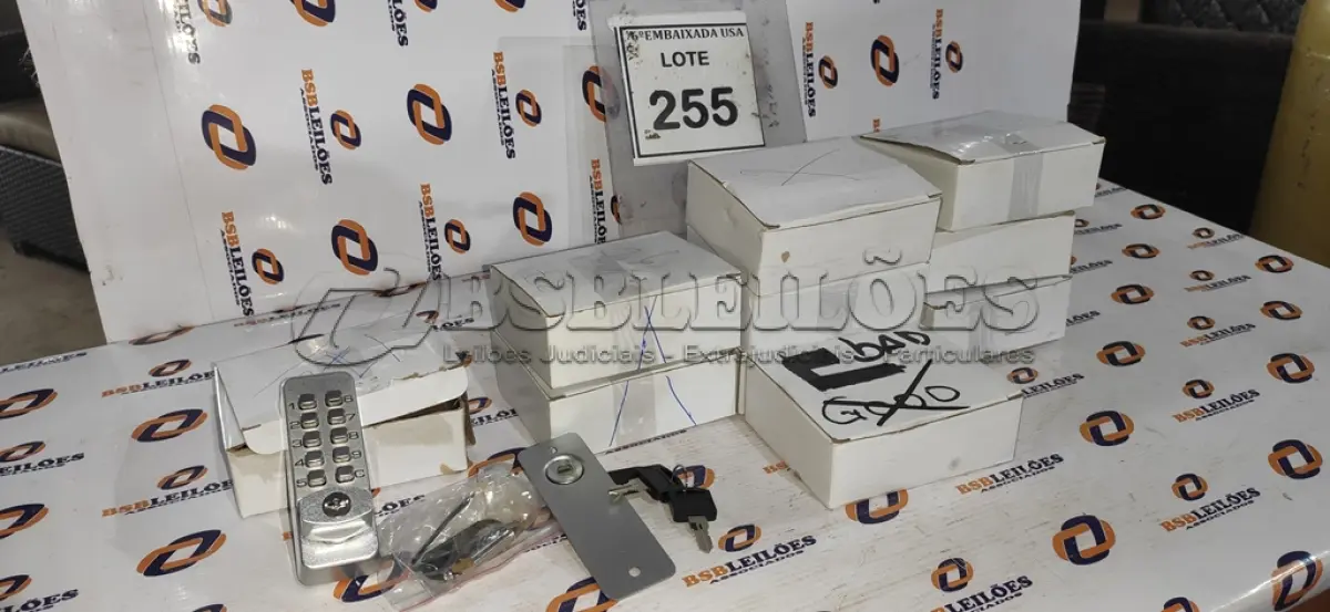 LOTE 255 - 10 CAIXAS COM FECHADURAS. (NO ESTADO EM QUE SE ENCONTRA. SUJEITO A AVARIAS OCULTAS/VISÍVEIS.)