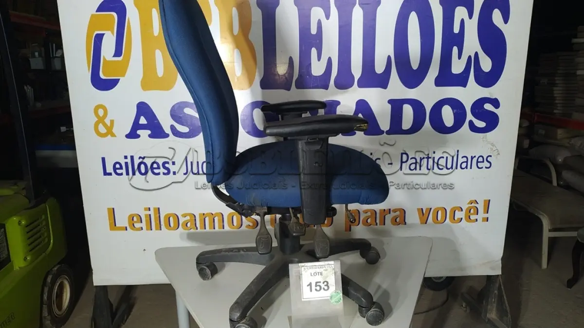 LOTE 153 - 01 CADEIRA DE ESCRITÓRIO NA COR AZUL. (NO ESTADO EM QUE SE ENCONTRA. SUJEITO A AVARIAS OCULTAS/VISÍVEIS.)