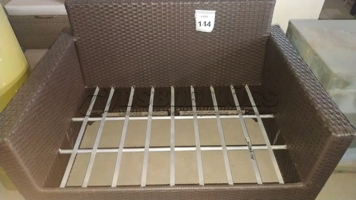 LOTE 144 - 01 SOFÁ DE JARDIM. (NO ESTADO EM QUE SE ENCONTRA. SUJEITO A AVARIAS OCULTAS/VISÍVEIS.) BH1579R