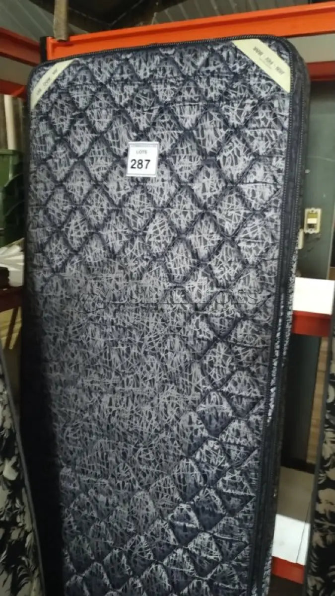 LOTE 287 - 01 COLCHÃO SOLTEIRO 1,88CM X 0,88CM. (NO ESTADO EM QUE SE ENCONTRA. SUJEITO A AVARIAS OCULTAS/VISÍVEIS.) AU2472A